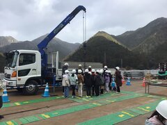 ４年生持ち上げ体験.JPG